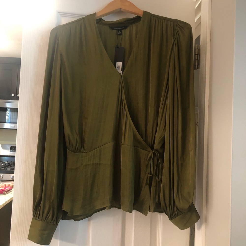 Beautiful NWT silky olive green true wrap top. ***Note fits like a large***